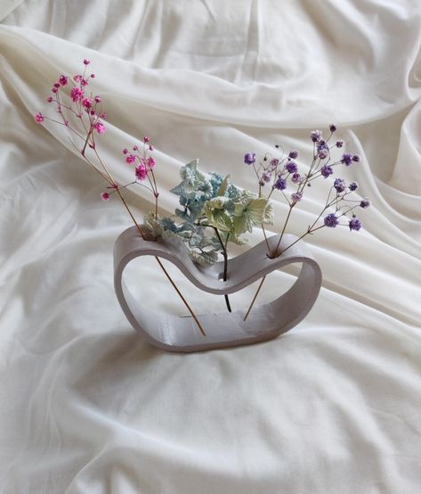 A curved shaped flower holder, holding dried flowers Air Clay Plant Pot, Air Dry Clay Flower Holder, Air Dry Plant Pot, Air Dry Clay Ideas Vase, Clay Flower Holder, Air Dry Clay Flower Vase, Air Dry Clay Pots & Planters, Air Dry Clay Flower Pots, Air Dry Clay Photo Holder