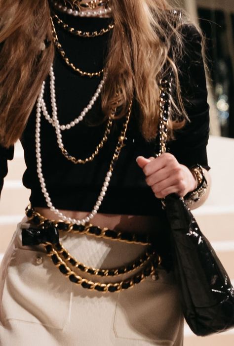 Chanel Necklace Outfit, Coco Chanel Aesthetic, Meredith Blake, Chanel Aesthetic, Moda Chanel, Necklace Outfit, Mode Chanel, Chanel Necklace, Chanel Haute Couture