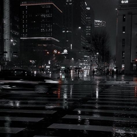 City Icon Aesthetic, Night Landscape Photography, City Rain, Rainy City, Night Rain, Black And White City, City Icon, Dark City, Night Scenery