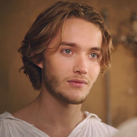 Francis Toby Regbo Reign, Regency Romance Novels, Toby Regbo, Narnia 3, Regency Romance, Black Crown, House Of Dragons, Light Hair, Light Brown Hair