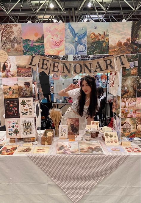 Leen at @Dokomi Düsseldorf 2023 | 🛒 leenonart.etsy.com | instagram: @leenonart | . . . . . . . . #artdisplay #boothdisplay #artbooth #artistalley #anime #convention #comiccon #dokomi #cottagecore #art #illustration #childrensbookillustration #smallartist #smallbusiness #digitalart #digitalpainting #procreate #forestcore Art Fair Stand Ideas, Art Sale Ideas, Art Market Booth Display, Indoor Art Booth Display Ideas, Vender Display Ideas, Cute Booth Ideas, Art Shop Ideas, Art Vendor, Art Showcase