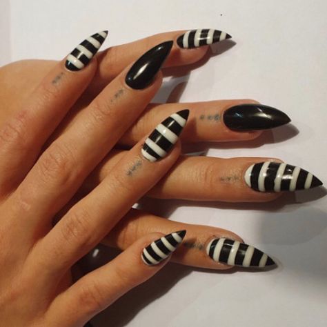 Emo, stripes, Tim burton themed, beetlejuice themed, beetlejuice, Tim Burton Cute Emo Nails Acrylic, Tim Burton Inspired Nails, Tim Burton Nail Designs, Wednesday Inspired Nails, Emo Christmas Nails, Mcr Nails, Tim Burton Inspired Outfits, Simple Goth Nails, Goth Nails Short