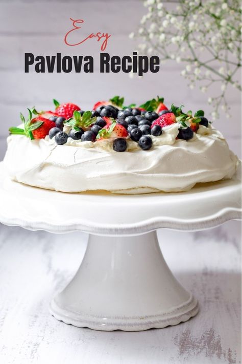 Easy Pavlova Recipe Pavlova Recipe Easy, Australian Pavlova, Classic Pavlova Recipe, Pavlova Photography, Pavlova Toppings, Chocolate Pavlova, Pavlova Dessert, Grazing Platter, Pavlova Cake