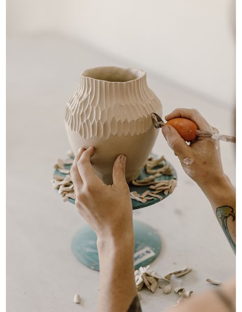 Flower Pot Ceramic Ideas, Main Bedroom Decor Ideas, Main Bedroom Decor, Clay Decor Ideas, Ceramics Ideas Pottery Inspiration, Modern Master Suite, Ceramic Carving, Carving Clay, Parisian Dining