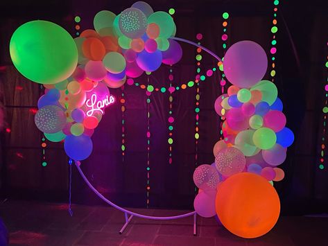 Glow Party Backdrop, Neon Prom Decorations, Glow Party Balloons, Neon Balloon Centerpieces, Neon Quinceanera Theme, Neon 30th Birthday Party, Sweet 16 Party Ideas Glow In The Dark, Glow Party Backdrop Ideas, Neon Party Backdrop