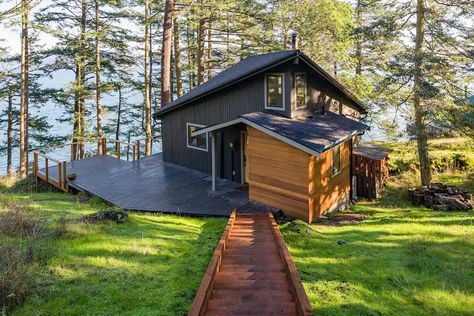 Sunrise Waterfront Retreat - Cabins for Rent in Lopez Island, Washington, United States Hillside Cabin, Loft Railing, Waterfront Cabins, Lopez Island, Cozy Log Cabin, Building A Garage, San Juan Island, Hot Tub Outdoor, Patio Spaces