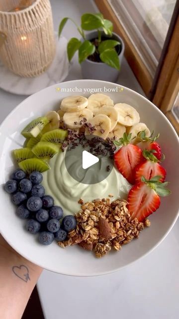 @eatinghealthytoday on Instagram: "Matcha Yogurt Bowl 🙋🏻‍♀️🍵🍓 
(via: @veganiina)

I’ve been experimenting with new yogurt flavors and this one turned out incredible😍 the creaminess of the yogurt and the sweetness of the maple syrup balance the bitterness of the matcha just perfectly🫶🏻⁣
⁣
💚bowl details💚⁣
🍵 matcha yogurt (recipe below)⁣
🥝 kiwi⁣
🍓 strawberries ⁣
🫐 blueberries ⁣
🥣 cinnamon granola ⁣
🍫 cacao nibs ⁣
⁣
🍵matcha yogurt🍵⁣
🌟ingredients🌟⁣
- 250g plain (soy) yogurt (1 cup) ⁣
- 1/2-1 tsp matcha (depending on how strong you like it!)⁣
- 2 tbsp maple syrup⁣
🌟method🌟⁣
1. Sift the matcha into the yogurt to avoid any lumps. Add the maple syrup and mix until well combined ⁣
⁣
Follow @eatinghealthytoday for more healthy recipes! ✨ ⁣
⁣
#breakfast #breakfastideas #veganbreak Matcha Yogurt, Soy Yogurt, Yoghurt Bowl, Cinnamon Granola, Yogurt Recipe, The Matcha, Yogurt Flavors, Yogurt Bowl, Strawberry Blueberry