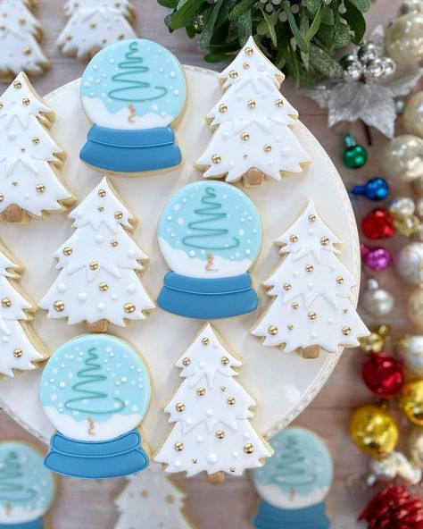 Cookies ~ Kare 🇨🇦🍪 (@stoneybrooktrail) • Instagram photos and videos Snowglobe Cookies Christmas, Snow Globe Sugar Cookies, Snowglobe Cookies, Christmas Cookie Cake, Winter Cooking, Christmas Cake Designs, Cookie Company, Xmas Cookies, Christmas Cookies Decorated