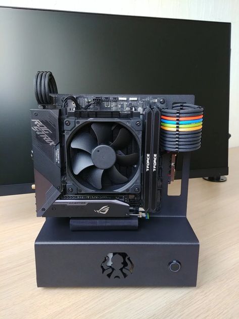 Minimal Spectrum » builds.gg Mini Pc Build, Sff Pc, Pc Image, Setup Pc, It Tech, Pc Design, Pc Ideas, Motorcross Bike, Computer Build