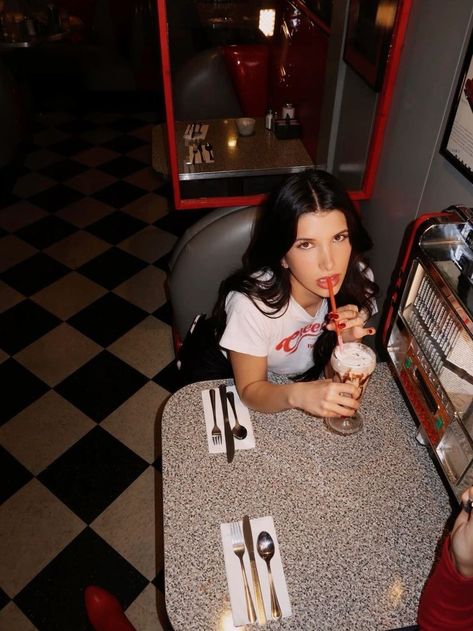 Retro Dinner Photoshoot, 90s Diner Photoshoot, Retro Restaurant Photoshoot, Posing With Cake Aesthetic, Retro Cafe Photoshoot, Hangover Photoshoot, American Diner Photoshoot, Mcdonald's Photoshoot, Retro Birthday Photoshoot