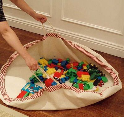 Play mat becomes storage bag. Lego Play Mat, Lego Mat, Lincoln Logs, Lego Storage, Toy Bags, Play Mat, Sewing For Kids, Baby Sewing, Kids' Room