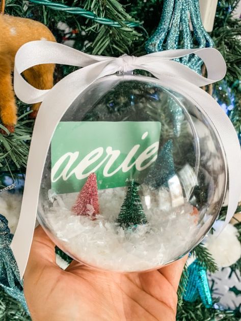 Gift Card Ornaments Diy, Fillable Ornament Ideas Gifts, Diy Christmas Globe Ornaments, Gift Card Snow Globe Diy, Gift Card Ornaments, Ways To Give Gift Cards For Christmas, Diy Globe Ornaments, Diy Fillable Christmas Ornaments, Ornament Balloons