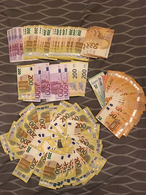 Was bedeutet Dir Geld?  Was ist das, was Du willst, das man für Geld nicht kaufen kann? Abundant Money, Euro Money, Money Vision Board, Notes Online, I Am Rich, Fake Money, Food Clips, Money On My Mind, Rich Money