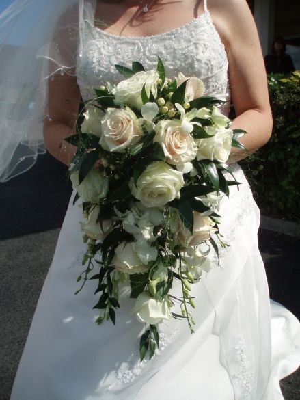 Tear Drop Bouquet, Bridal Table Flowers, Unique Bridal Bouquets, Teardrop Bouquet, Cascading Bridal Bouquets, White Rose Bouquet, Cascading Wedding Bouquets, Wedding Party Outfits, Diy Bride