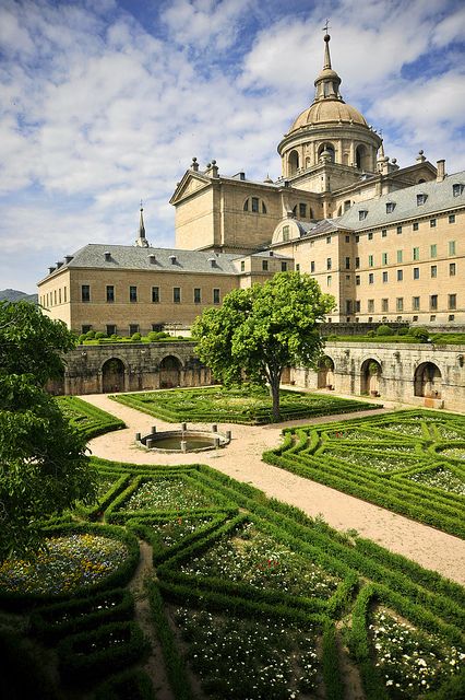 El Escorial is near Madrid. A huge building combining a palace, monastery, library and burial place for Spanish kings. Madrid Palace, Huge Building, Places To Visit In Spain, Spanish King, Places In Spain, Spanish Architecture, San Lorenzo, Spain And Portugal, Best Places To Visit