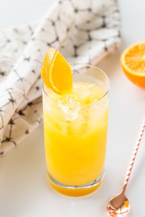 Brunch is an excellent opportunity to mix up cocktails for friends. These drink recipes are light, fruity, and ideal for the midmorning meal. Screwdriver Drink Recipe, Screwdriver Drink, Orange Juice And Vodka, Orange Juice Recipes, Vodka Recipes Drinks, Fruit Juice Recipes, Orange Vodka, Mix Drinks, Party Cocktails