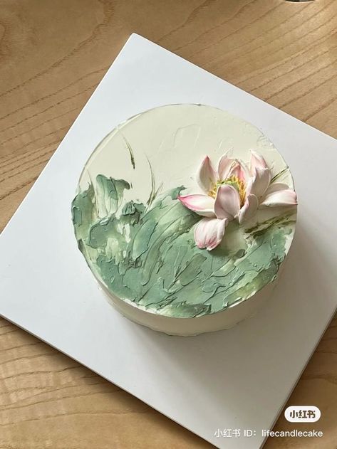 Cake With Lotus Flower, White Lily Cake, Lily Cake Ideas, Lily Flower Cake, Lotus Birthday Cake, Lotus Cake Design, Lily Birthday Cake, Japanese Cake Design, Japanese Wedding Cake