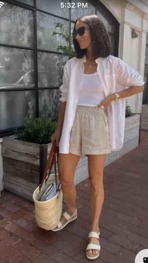 Linen Shirt Shorts Outfit, May Fashion 2024, Summer Outfits Linen Shorts, Colorado Springs Outfits Summer, Chic Holiday Outfits Summer, Chic Casual Summer Outfits, Pta Outfit Ideas, Summer Outfit Italy, Tan Linen Shorts Outfit