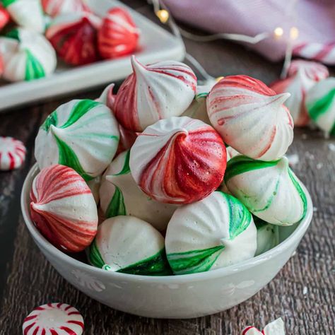 Christmas Meringue Ideas, Christmas Meringue Cookies, Peppermint Meringue Cookies, Merengue Cookies, Meringue Kisses Recipe, Christmas Meringue, Cookies Meringue, Peppermint Meringue, Meringue Cookies Recipe