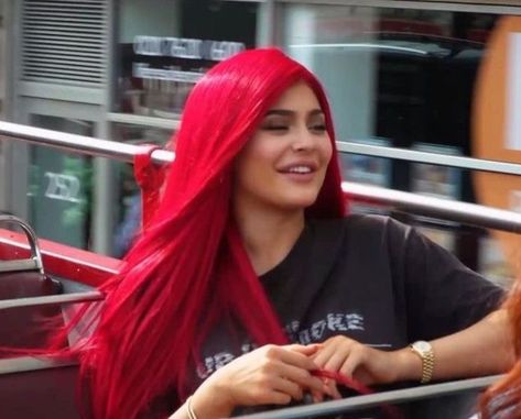 Kylie Jenner Red Hair, Kylie Jenner Pink Hair, Long Red Wig, Color Human Hair Wigs, Moda Kylie Jenner, Kylie Jenner Hair Color, Kylie Jenner Daily, Kylie Hair, Kylie Jenner Photoshoot