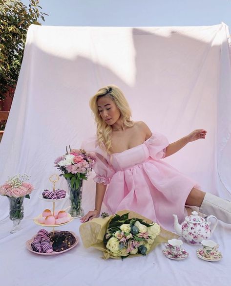 Tea Party Photography, Colorful Picnic, Pink Tea Party, Royal Tea Parties, Party Photoshoot, Grad Photoshoot, Vintage Photoshoot, Vintage Tea Party, Tea Party Garden