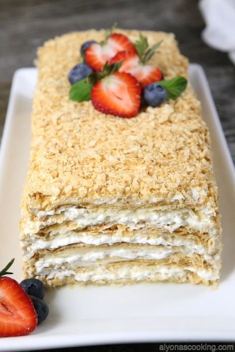 Easy Napoleon Cake Without Custard Cream (And Step-by-Step Photos) Napoleon Pastry, Napoleon Dessert, Puff Pastry Cake, Napoleons Recipe, Napoleon Cake, Puff Pastry Desserts, British Desserts, Banoffee Pie, Dessert Aux Fruits