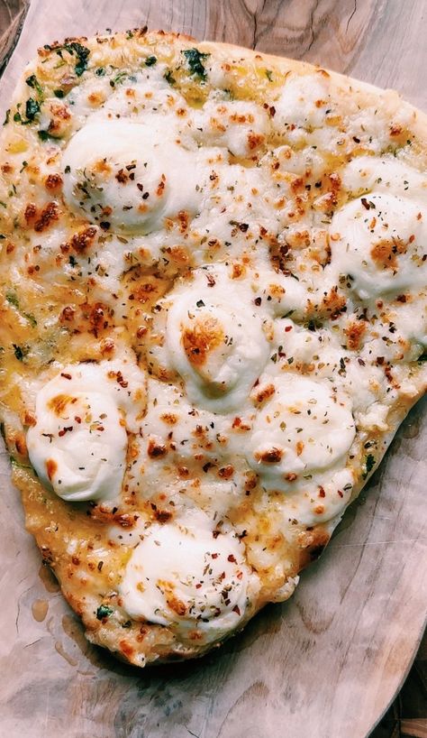 White Pizza on Naan - Kelsey's Food Reviews Naan White Pizza Recipes, Naan Pizza Recipes Vegetarian, White Naan Pizza, Naan White Pizza, Naan Flatbread Pizza, Nann Pizza, Pizza Naan Bread, Pizza On Naan Bread, Pizza Treats