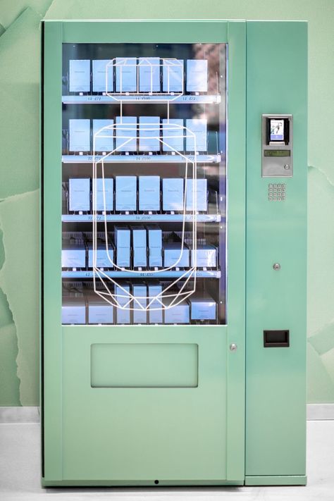 You Can Now Buy Tiffany & Co. From a Vending Machine - PAPER Vending Machine Design, Lacquer Furniture, Paper Pop, Salon Suites, Creative Box, Store Interiors, Street Marketing, Vending Machine, Pop Up Store