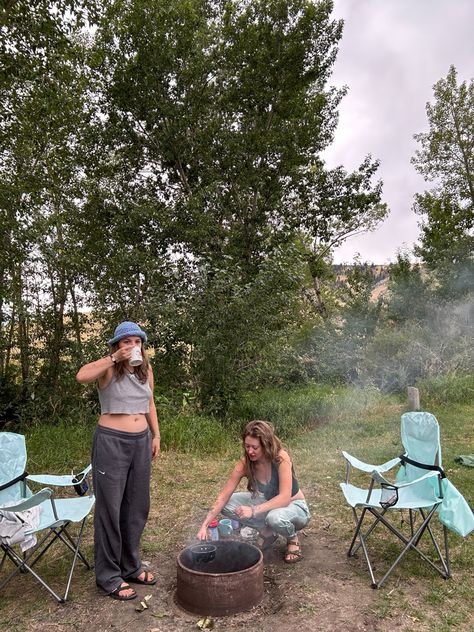 Camping crochwt camp fire woods natire coffee camp girls camping Camping Photo Inspiration, Girl Camping, Girls Camping Trip, Camping Photos, Camping Pictures, Summer Camping, Outdoorsy Aesthetic, Camping Girl, Camping Hacks Food