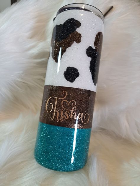 Farm Tumbler Ideas, Wine Glass Tumbler Ideas, Cups Designs Ideas, Tumblers With Vinyl Ideas, Tumbler Cups Personalized, Epoxy Cups, Turquoise Glitter, Cup Designs, Cup Ideas