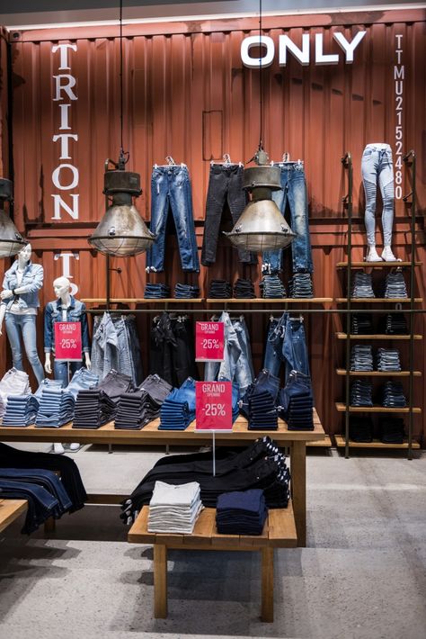 ONLY Store by Retail Fabrikken, Herning – Denmark » Retail Design Blog Men's Clothing Store Design, Denim Display, Boutique Store Displays, Visual Merchandising Fashion, Store Shelves Design, Visual Merchandiser, Clothing Store Displays, Clothing Store Interior, Clothing Store Design