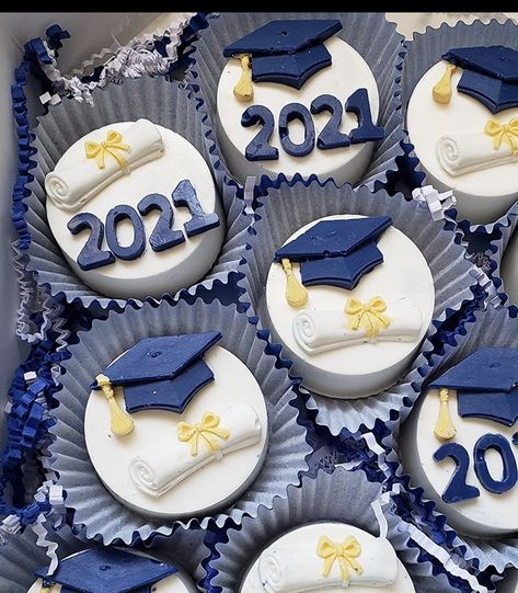 Graduation Chocolate Ideas, Graduation Oreos, Graduation Cupcakes 2024, Graduation Sweets, Graduation Chocolate, Graduation Cake Pops, Covered Oreo Cookies, Graduation Party Desserts, Graduation Treats