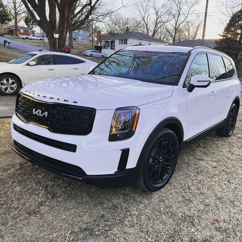 White Suv, Beard Shapes, Kia Telluride, New Car Accessories, New Luxury Cars, Mom Car, Suv Cars, White Car, Classy Cars