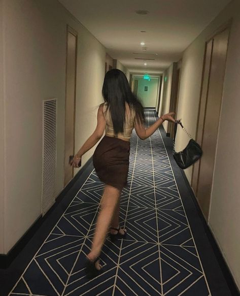 Draculaura Aesthetic Outfit, Goofy Poses, Hotel Staycation, Hallway Pictures, College Photography, Hotel Hallway, Summer Picture Poses, Shotting Photo, Birthday Shoot