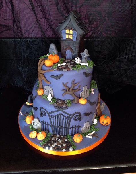 Haunted house cake - by Andriascakes @ CakesDecor.com - cake decorating website Gateau Harry Potter, Haunted House Cake, Halloween Torte, Pasteles Halloween, Halloween Wedding Cakes, Postres Halloween, Dessert Halloween, Halloween Cake Decorating, Castle Cake