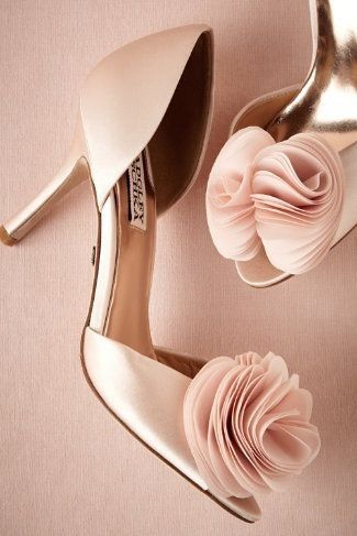 Pale Pink Heels, Wedding Heels, Fabulous Shoes, Pink Heels, Carrie Bradshaw, Pretty Shoes, Dress Wedding, Bridal Shoes, Beautiful Shoes