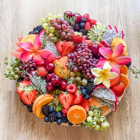 Fruit Platters Ideas, Fruit Only Charcuterie Board, Beach Theme Fruit Display, Fruit Chacuritie Board Ideas, Hawaiian Cheese Board, Beach Charcuterie Board Ideas, Tropical Fruit Board, Moana Charcuterie Board, Encanto Charcuterie Board