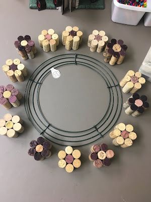 Wine Cork Flower Pot, Cork Heart Diy, Wine Cork Wreaths Diy How To Make, Galentines 2023, Cork Wreath Diy, Wine Wreath, Gardening Clothes, Cork Garland, Wine Corks Decor