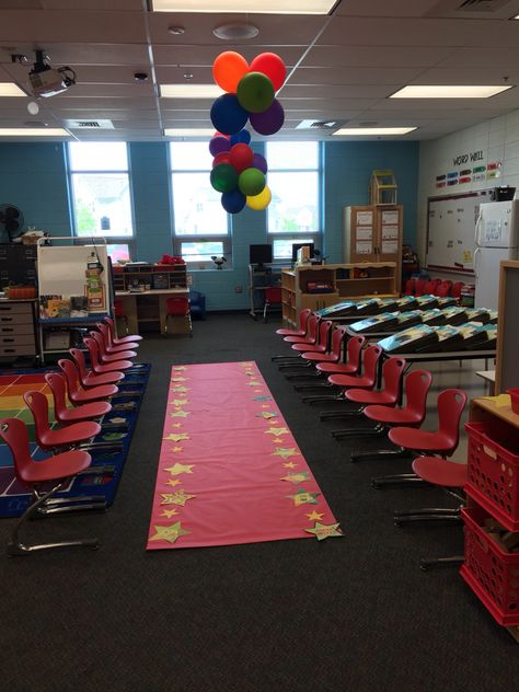 My class red carpet portfolio/award ceremony. Classroom Graduation Ideas, Red Carpet Classroom Awards, Red Carpet Classroom Theme, End Of Year Awards Ceremony Decorations, Kindergarten Graduation Themes, Publishing Party, Preschool Graduation Theme, Kindergarten Awards, Kinder Math Centers