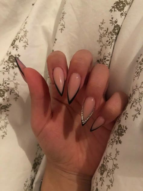 Stilleto French Nails Black, Black Stilleto French Tip Nails, Black Pointed Nails Design, Black Prom Nails Stilleto, Black And White Stilleto Nails Design, Classy Stiletto Nails Designs, Black Nails Stiletto Short, Stiletto Nails Black French Tip, Cute Short Stiletto Nails