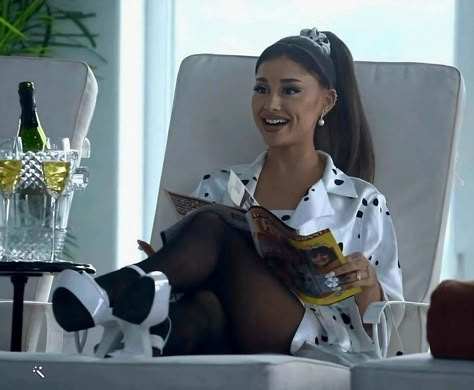 Ariana Grande Cute Pics, Ariana Grande Tights, Ariana Blonde, Blonde Ballerina, Ariana Grande Selfie, Ariana Grande Legs, Era Istrefi, Ariana Grande Bra, Ariana Grande Makeup