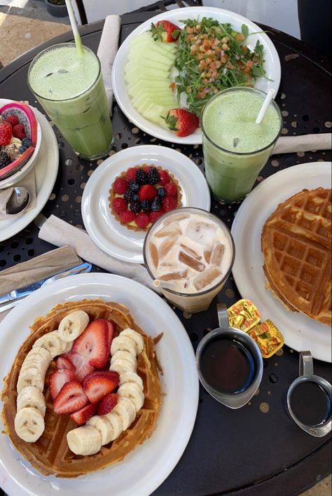 Aesthetic Brunch, Brunch Aesthetic, Green Breakfast, Fancy Breakfast, Brunch Cafe, Breakfast Cafe, Breakfast Photo, Girls Brunch, Brunch Party