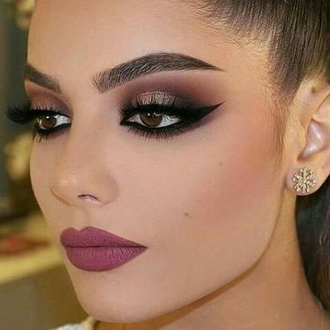 Black Tie Makeup, Egyptian Eye Makeup, Girl Eye Makeup, Bridal Makeup For Blue Eyes, Competition Makeup, Dark Eye Makeup, Gold Eye Makeup, Beginners Eye Makeup, Wedding Makeup Tips