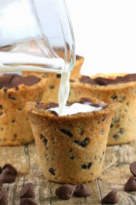 Cookie Shot Glass, Cookie Shot, Cookie Shots, Milk Chocolate Chip Cookies, Make Chocolate Chip Cookies, Dessert Shots, Small Desserts, Cookie Cups, Xmas Cookies