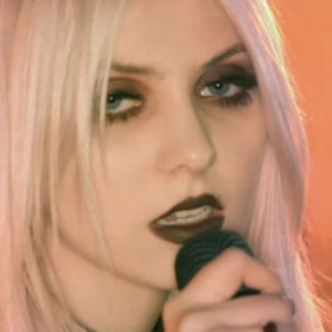 Reckless Music Video, Taylor Momsen Makeup, Makeup Brown Eyeshadow, Grunge Makeup Tutorial, Eyeshadow Brown, 90s Grunge Hair, 90s Makeup, Pretty Reckless, Brown Lipstick