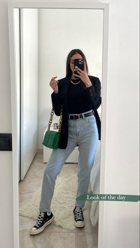 Basic look ysl belt green bag converse chuck taylor mom fit look black blazer look Green Bag Outfit Winter, Ysl Belt Outfit Women, Green Bag Outfit Ideas, Ysl Belt Outfit, Ss23 Outfit, Green Bag Outfit, Black Denim Outfit, Corporate Outfit, Uk Winter