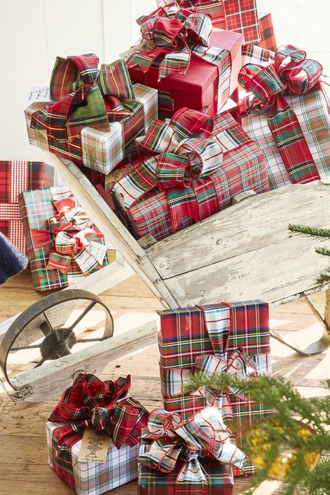 Christmas Bazaar, Christmas Country, Art 2022, Christmas Wrap, Christmas Decorating Ideas, Holiday Deco, Christmas Decoration Ideas, Tartan Christmas, Wrap Ideas