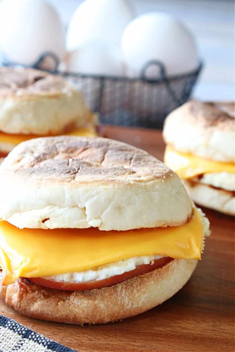 Ham Egg And Cheese Mcmuffin, Air Fryer English Muffin Breakfast, Air Fryer Egg Muffin Recipes, Egg Muffins In Air Fryer, Airfryer Breakfast Sandwich, English Muffin Recipe Breakfast, Air Fryer Breakfast Sandwich, Mc Muffin, Egg Mcmuffin Recipe