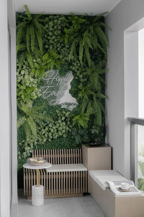 Deco Spa, Green Wall Design, Esthetician Room Decor, Spa Room Decor, Spa Interior, Spa Decor, Salon Interior Design, Spa Room, Apartment Balcony Decorating