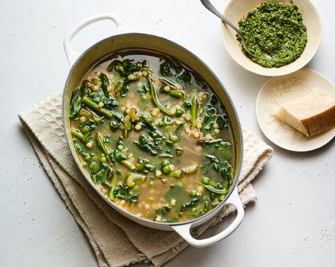 Kale (or spinach), asparagus, peas, celery, onion, & minced garlic with ditalini (or other small pasta) simmered in chicken or vegetable broth. Served with pesto & grated Parmesan. (Can add cannellini beans, chicken, or sausage for protein). #soup Crisp Chickpeas, Spring Minestrone, Sesame Slaw, Skillet Chili, Vegetarian Skillet, Herb Oil, Kale Pasta, Spring Pasta, Spring Dishes